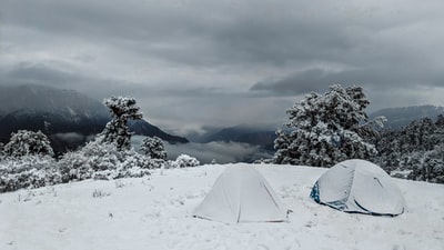 两个帐篷覆盖着雪
